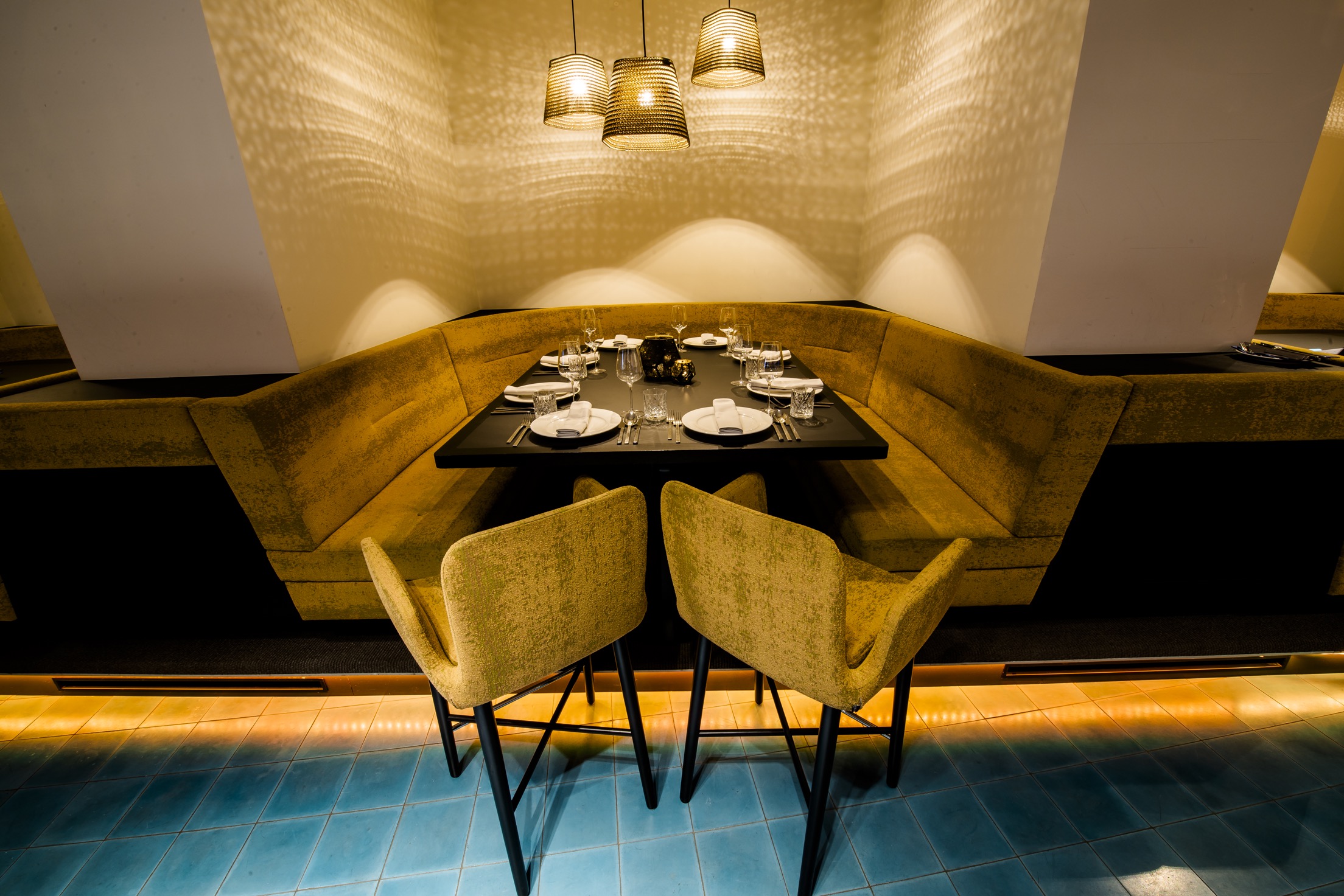 Paradisia Hauptraum Tisch